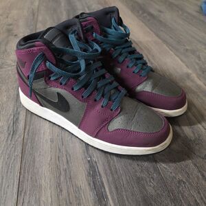 Nike Air Jordan 1 Retro High Shoes Youth Size 7.5Y Mulbery Sneakers 332148-505